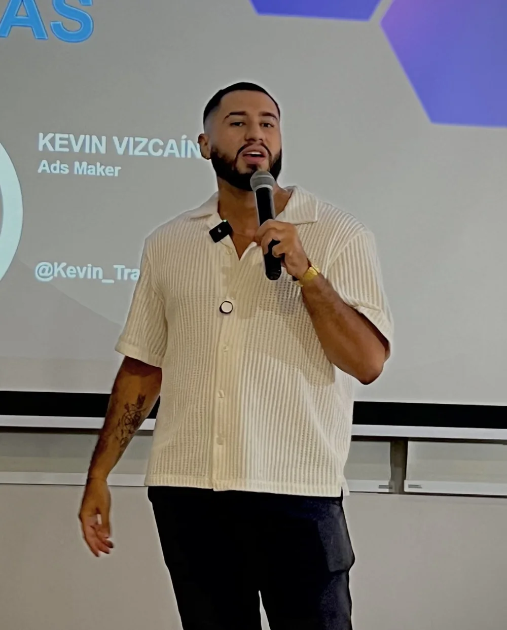 Kevin Vizcaíno dando una charla con micrófono en mano