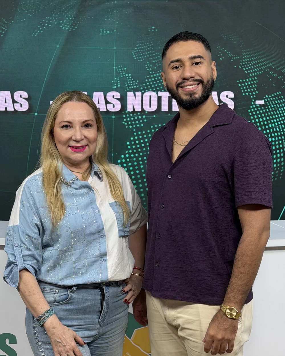 Kevin Vizcaíno junto a una presentadora en el set de Las Noticias