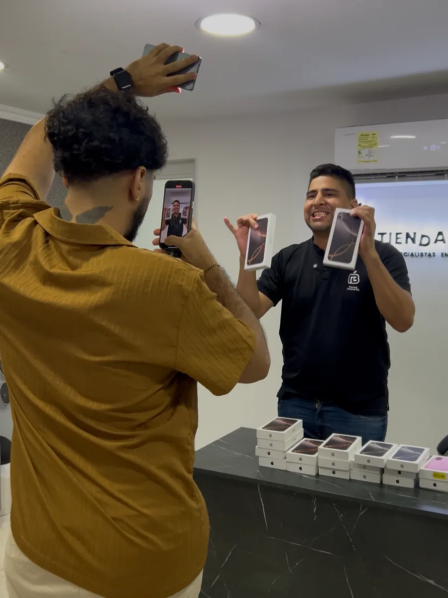 Kevin grabando contenido con un cliente en Tienda iPhone BQ