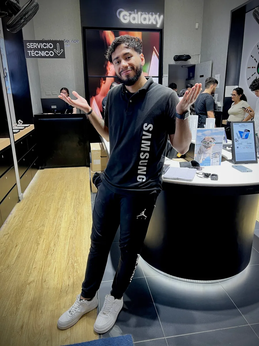 Kevin con camiseta de Samsung dentro de una tienda Samsung