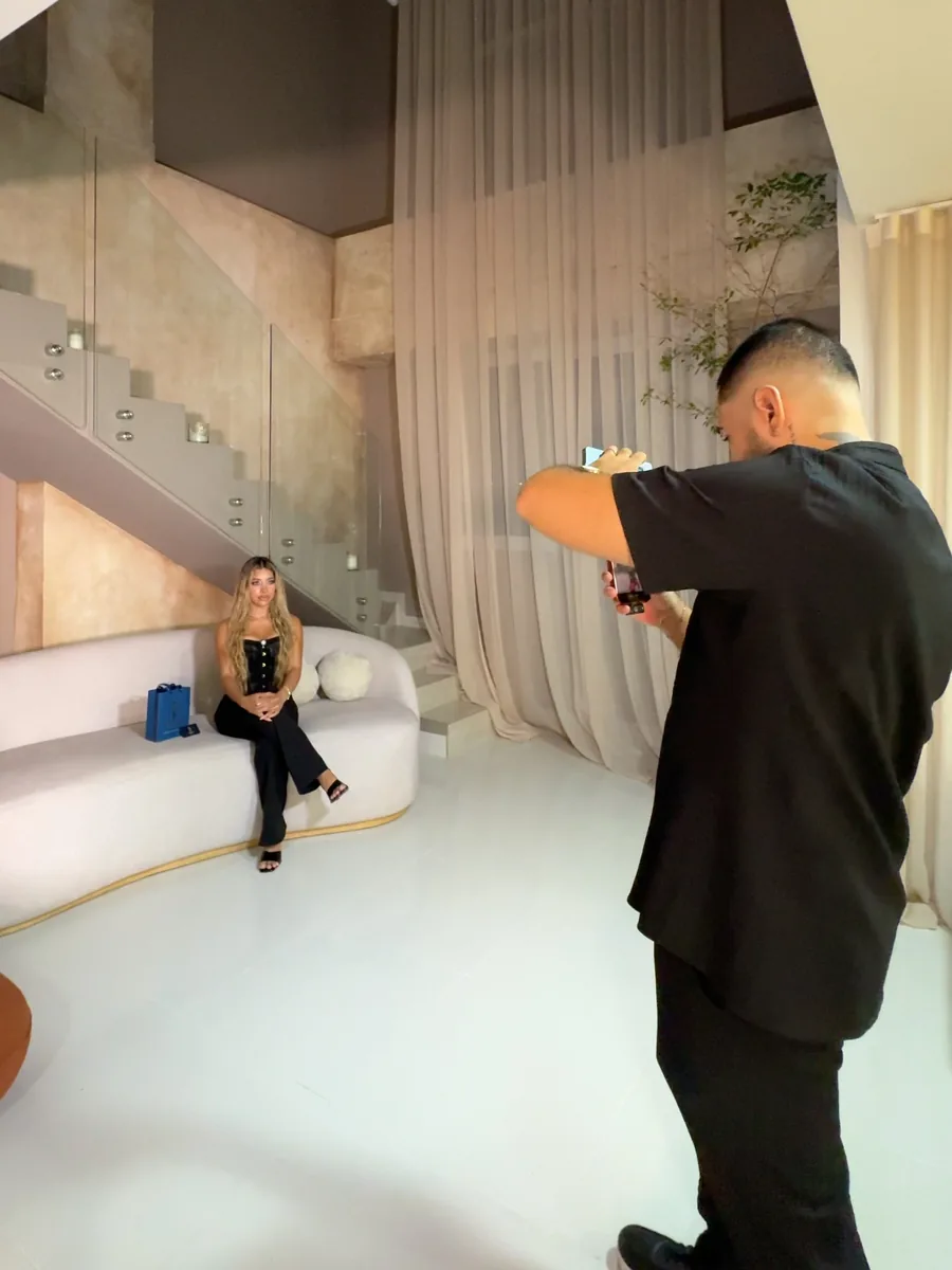 Kevin grabando una sesión de contenido en un espacio con cortinas